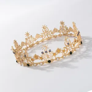 Dettaglio corona barocca dorata con perle, motivi a farfalla e strass colorati