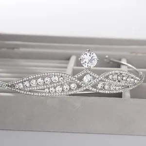 Détail d'un diadème de mariée en argent orné de cristaux de zircone cubique étincelants