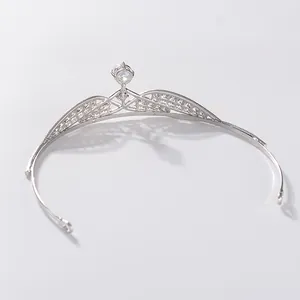 Vue macro détaillée d'une couronne de mariée de luxe en argent avec des accents de zircon.