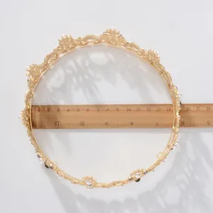 Dettaglio del diametro della corona barocca misurato con un righello, circa 15 cm