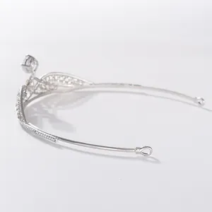 Détail d'une couronne de mariée en zircon montrant la structure arrière et les boucles