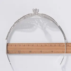 Luxueuse couronne de mariée argentée avec zircons et règle de mesure de taille