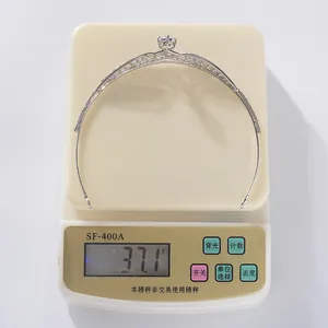Détail d'une couronne de mariée en zircone de luxe pesant 37,1 grammes sur une balance de précision.
