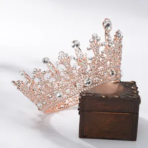 Detailweergave van luxe barokke koninginnekroon met verfijnde witte strass steen versieringen