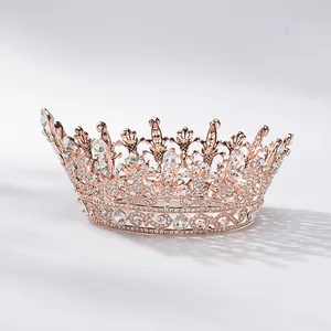 Gedetailleerd overzicht van luxe barokke koningin kroon met witte strassteentjes