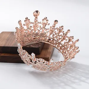 Detail van een barokke roségouden kroon met prachtige fonkelende witte strass steentjes