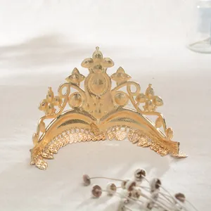 Detail van sierlijke gouden barokke bruidskroon met elegant filigraan en hangende lovertjes