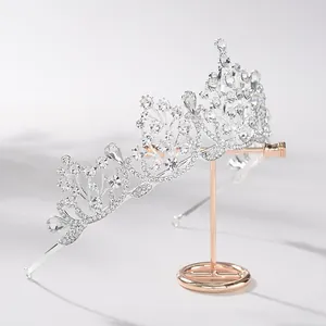 Gedetailleerd zijaanzicht van barokke vintage bruidstiara met fonkelende witte strass