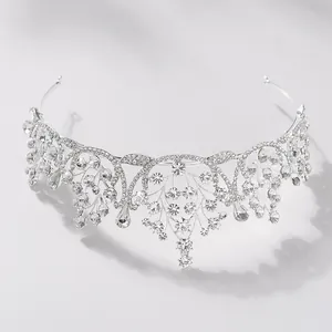 Gedetailleerde weergave van barokke vintage kroon met witte sprankelende strass