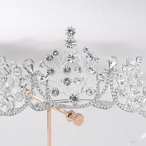 Close-up van vintage barokke zilveren kroon met zeer verfijnde witte strass-details