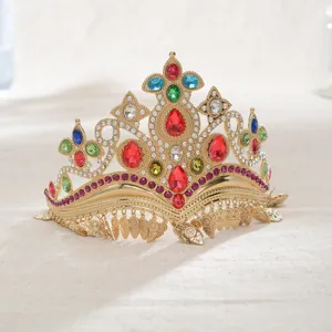 Detailweergave van een luxe barokke bruidskroon met kleurrijke strass-steentjes en goudlegering.