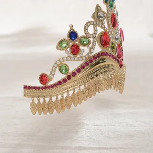 Detailopname van barokke gouden kroon met kleurrijke strass en metalen bedels
