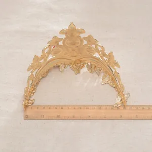 Gedetailleerd overzicht van een grote gouden barokke bruidskroon van 16 cm breed