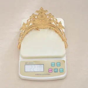 De gewichtmeting van de sierlijke gouden Barokke bruidskroon tiara toont 221,0 g