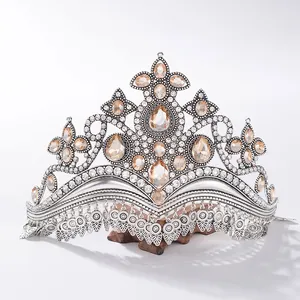 Gedetailleerde weergave van een zilveren barokke bruidstiara met amberkleurige kristallen.