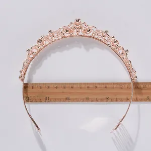 Misurazione dettagliata della dimensione di un diadema da sposa in oro rosa con pettini