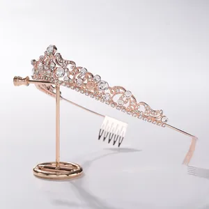 Elegante tiara da sposa in oro rosa con strass scintillanti e dettaglio pettine