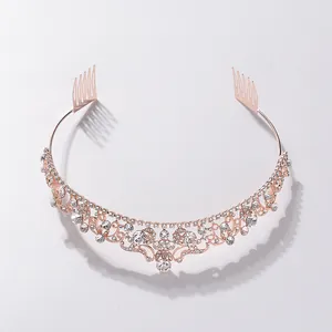 Vista dettagliata della tiara da sposa in oro rosa con strass e inserti a pettine