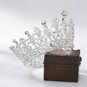 Gedetailleerde weergave van barokke koningin kroon met witte strass steentjes en zilveren finish.