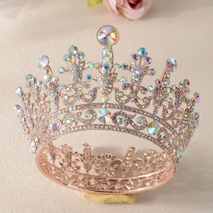 Gedetailleerde weergave van een elegante barokke koninginnekroon met iriserende strass