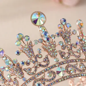 Detailopname van een roségouden barokke kroon met fonkelende iriserende strass-steentjes