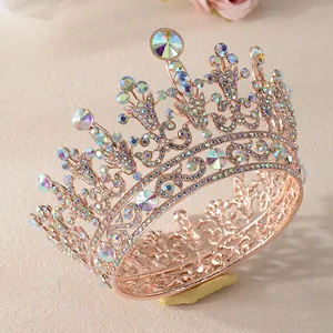 Gedetailleerde macro-opname van een elegante roségouden barokke kroon met glanzende AB-kristallen