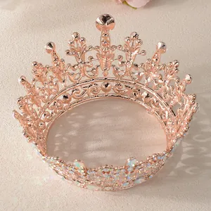Gedetailleerde weergave van elegante roségouden barokke kroon met witte strassteentjes