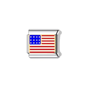 Primer plano de abalorio modular italiano de acero con detalle de bandera de EE. UU.