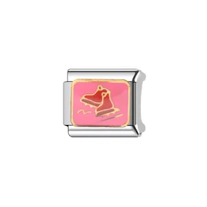 Detailansicht eines italienischen Charm-Links mit rosa Emaille und rotem Stiefel-Design