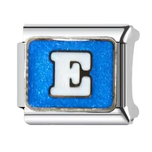 Breloque de bracelet modulaire en acier inoxydable avec la lettre E sur fond bleu