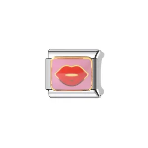 Detailansicht eines italienischen Charm-Glieds mit roten Lippen auf rosa Hintergrund