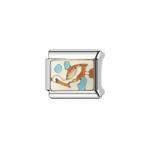 Vista macro de charm italiano de esmalte con tema marino y patrón de peces azules