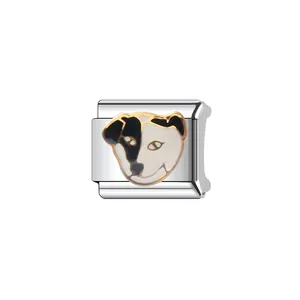 Detalle de un eslabón de pulsera italiana de cabeza de perro en acero con esmalte