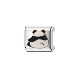 Primer plano de un abalorio de panda para pulsera modular italiana de acero inoxidable