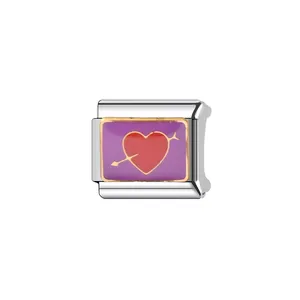 Nahaufnahme eines violetten italienischen Charm-Glieds mit rotem Herz und Amors-Pfeil-Design.