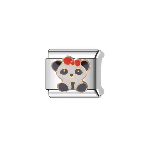Primer plano de un eslabone de pulsera italiana de acero con un panda de esmalte