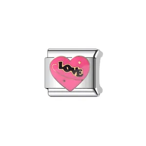 Detail eines italienischen Edelstahl-Charms mit pinkfarbenem Herz und LOVE-Schriftzug