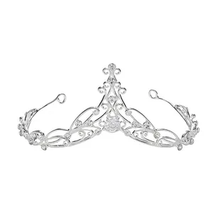 Elegante zilveren bruidstiara kroon met verfijnde kristallen en strassteentjes versierd.