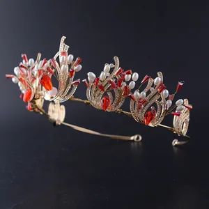 Detail van barokke vintage gouden bruidskroon met rode kristallen en parels