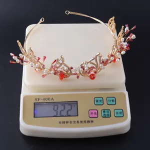 Gedetailleerde weergave van de gouden barokke bruidstiara met een gewicht van 92,2 g.