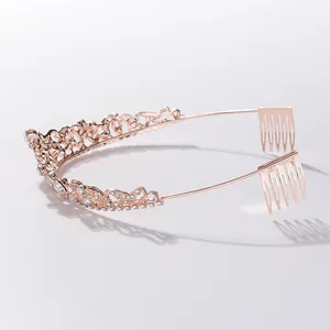 Elegante tiara da sposa in oro rosa con strass e pettini per una tenuta sicura.