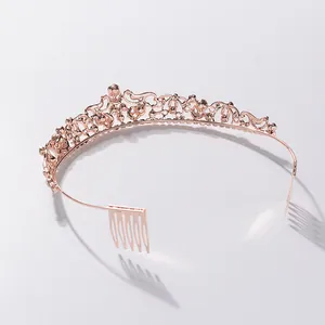 Dettaglio della corona da sposa in oro rosa con pettini per acconciature da sposa