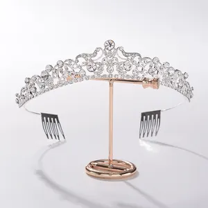 Vista dettagliata di una lussuosa corona da sposa in argento decorata con strass lucenti.