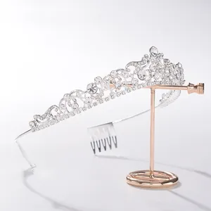 Primo piano di una lussuosa tiara da sposa in argento con strass su un supporto