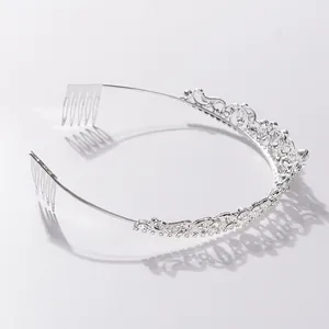 Elegante tiara da sposa in argento con cristalli e pettini per capelli da sposa.