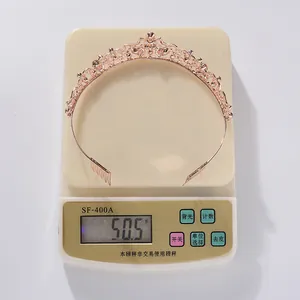 Vista dettagliata della tiara da sposa in oro rosa con pettini, peso di 50,5g sulla bilancia.