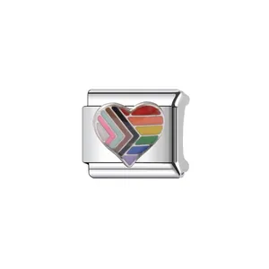 Detailansicht eines italienischen Charms aus Edelstahl mit einem bunten Progress Pride Herz