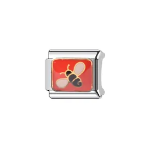 Detail eines italienischen Modul-Charms mit rotem Emaille-Bienenmotiv für DIY-Armbänder