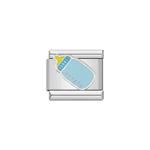 Dettaglio di un ciondolo a biberon azzurro su una maglia di bracciale in acciaio inox.