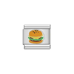 Dettaglio di un charm modulare in acciaio inossidabile con design burger colorato